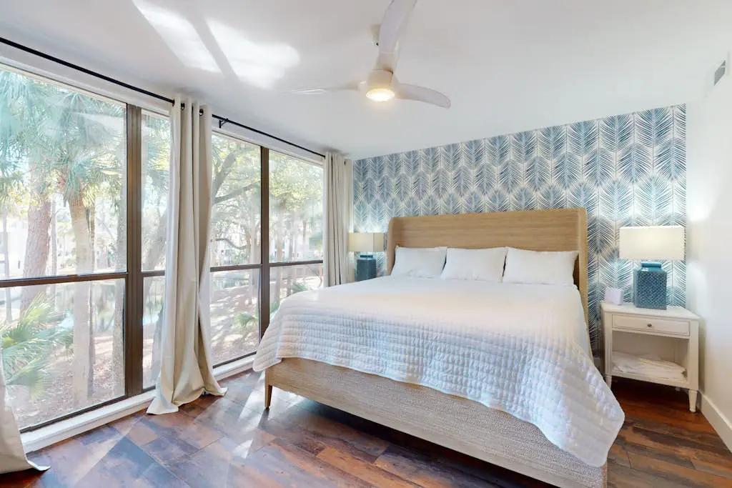 Beautiful updated condo- On-site pool, blocks from beach and Coligny Plaza