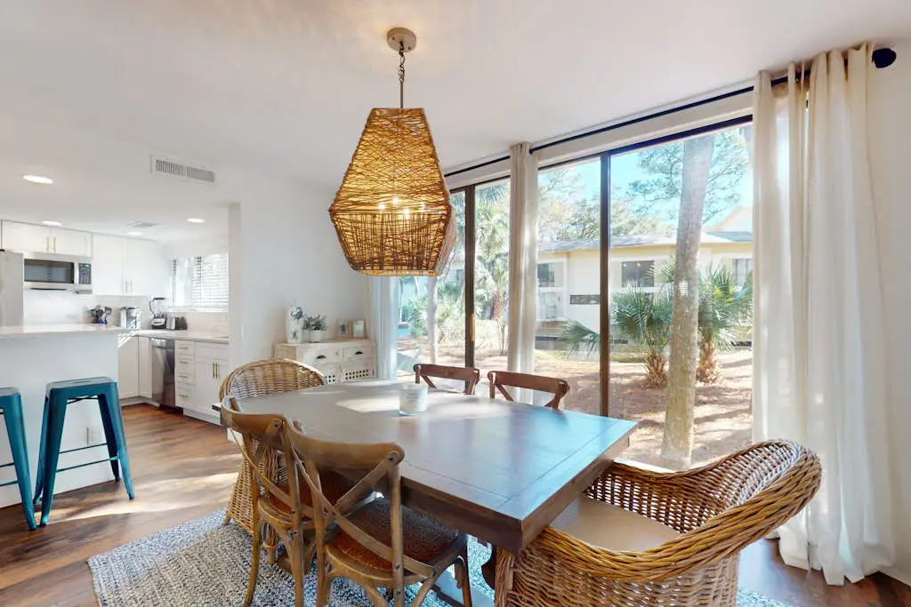 Beautiful updated condo- On-site pool, blocks from beach and Coligny Plaza