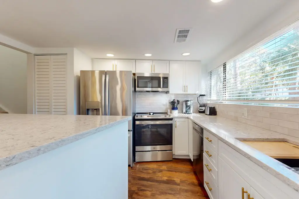 Beautiful updated condo- On-site pool, blocks from beach and Coligny Plaza