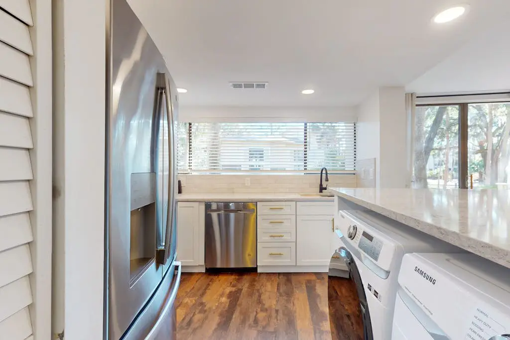 Beautiful updated condo- On-site pool, blocks from beach and Coligny Plaza