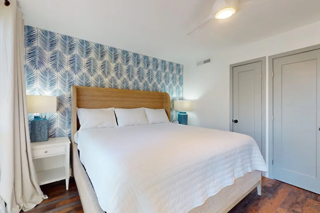 Beautiful updated condo- On-site pool, blocks from beach and Coligny Plaza