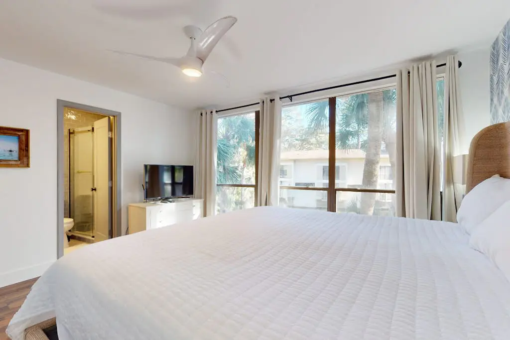 Beautiful updated condo- On-site pool, blocks from beach and Coligny Plaza