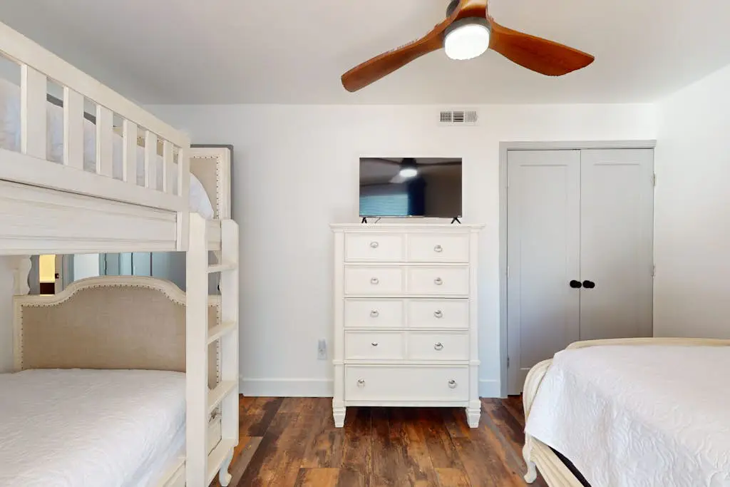 Beautiful updated condo- On-site pool, blocks from beach and Coligny Plaza
