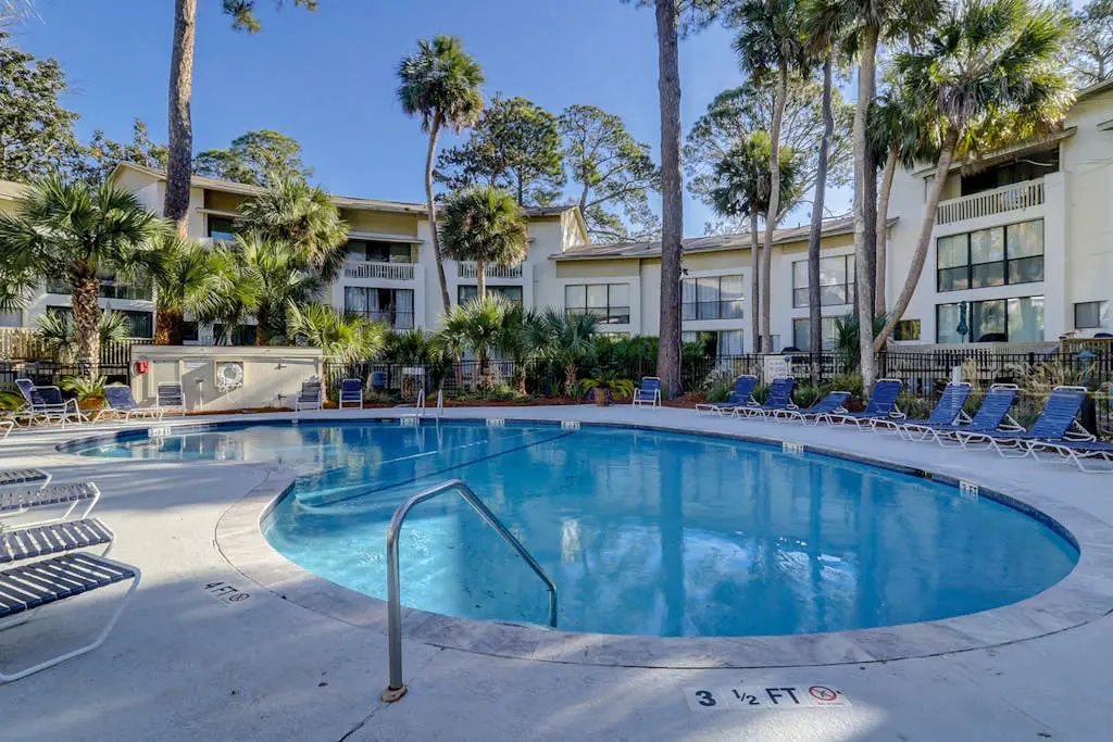 Beautiful updated condo- On-site pool, blocks from beach and Coligny Plaza