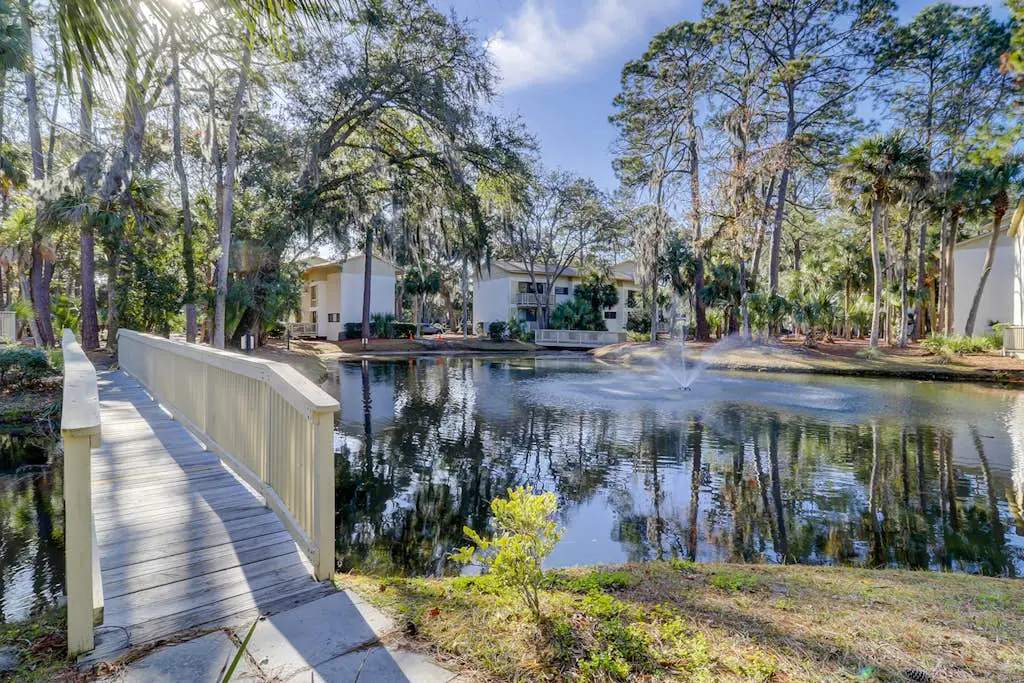 Beautiful updated condo- On-site pool, blocks from beach and Coligny Plaza