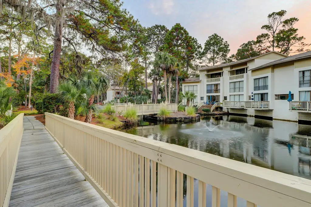 Beautiful updated condo- On-site pool, blocks from beach and Coligny Plaza