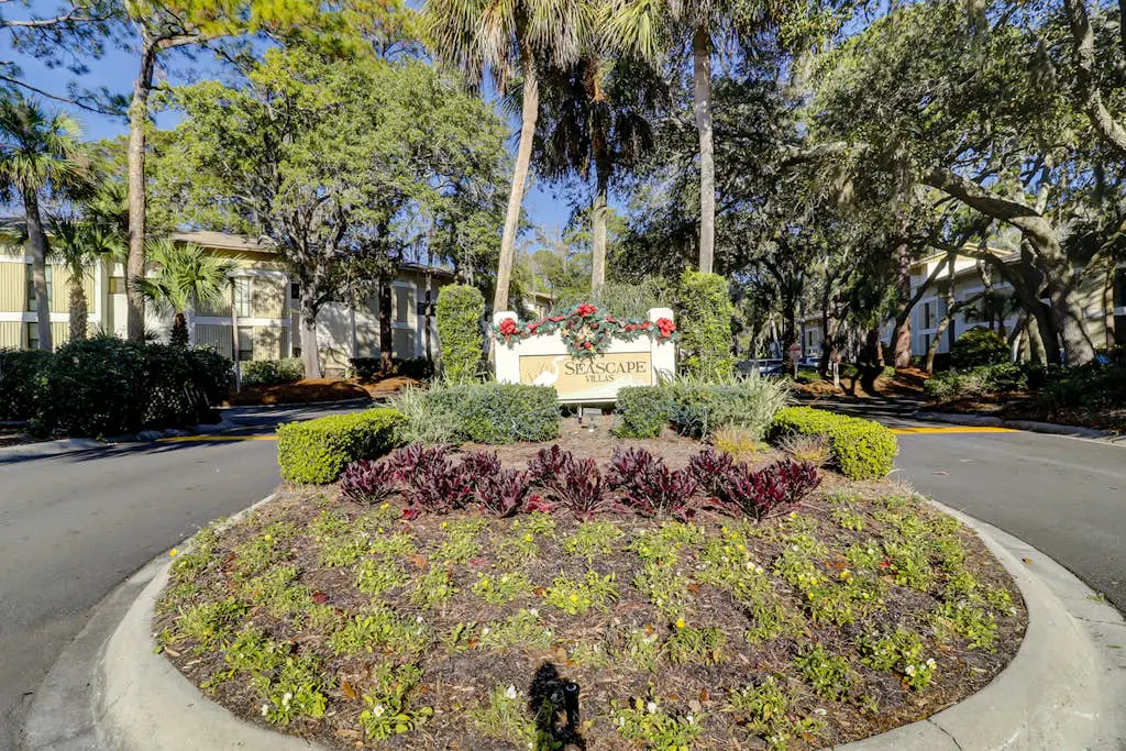 Beautiful updated condo- On-site pool, blocks from beach and Coligny Plaza