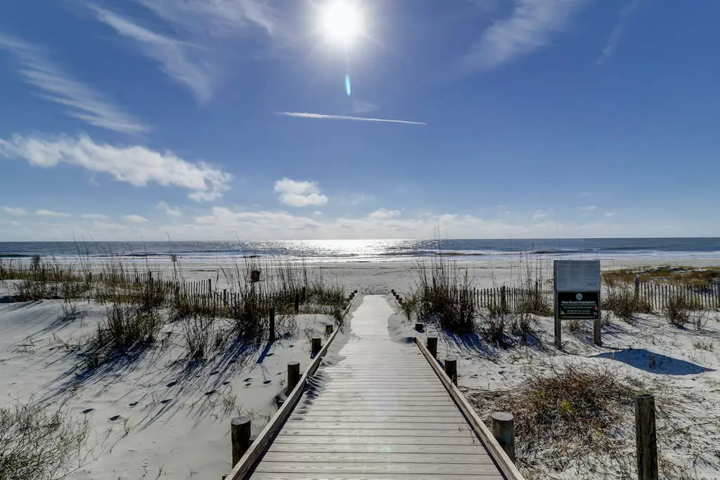 Beautiful updated condo- On-site pool, blocks from beach and Coligny Plaza