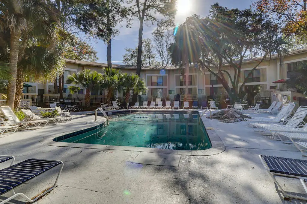 Beautiful updated condo- On-site pool, blocks from beach and Coligny Plaza