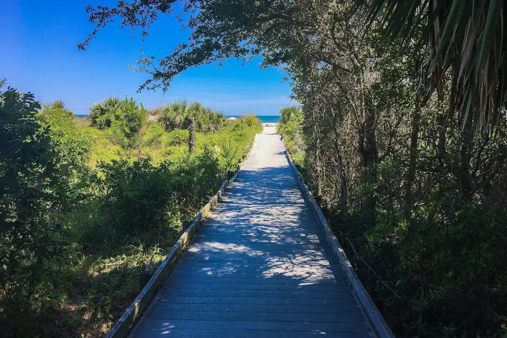 Beautiful updated condo- On-site pool, blocks from beach and Coligny Plaza