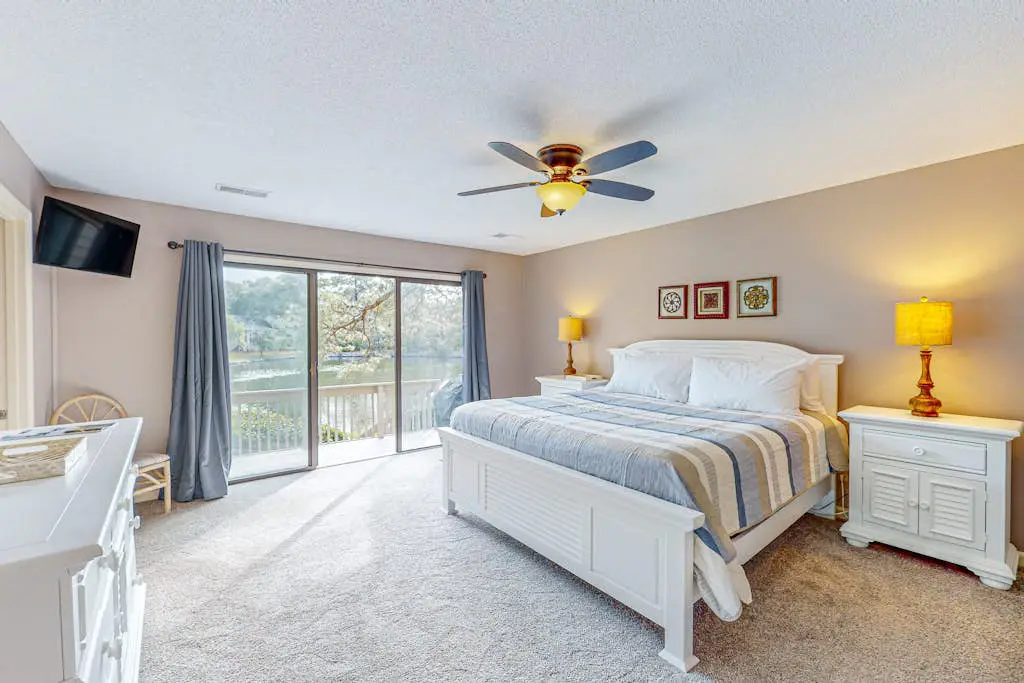 Peaceful villa with large deck and lagoon views,  close to Harbour Town