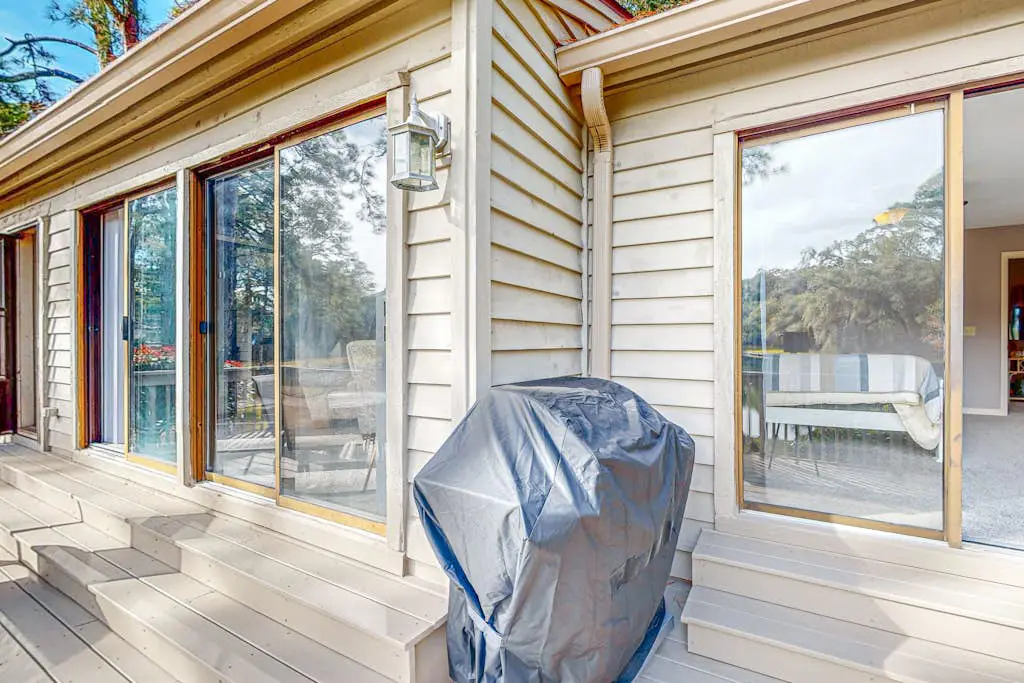 Peaceful villa with large deck and lagoon views,  close to Harbour Town