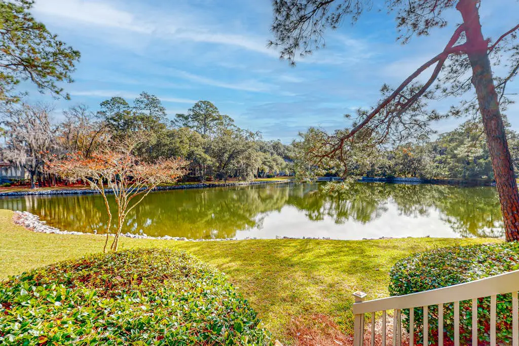 Peaceful villa with large deck and lagoon views,  close to Harbour Town