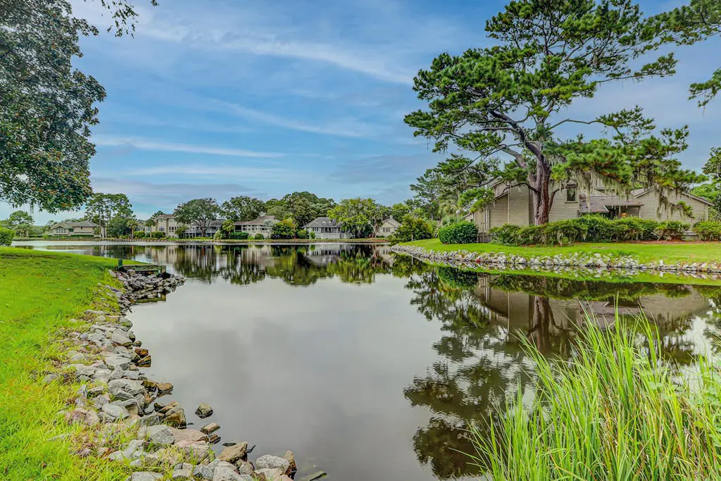 Peaceful villa with large deck and lagoon views,  close to Harbour Town