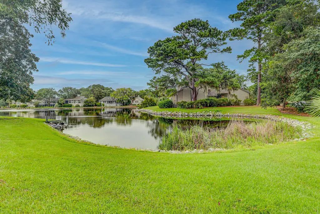Peaceful villa with large deck and lagoon views,  close to Harbour Town