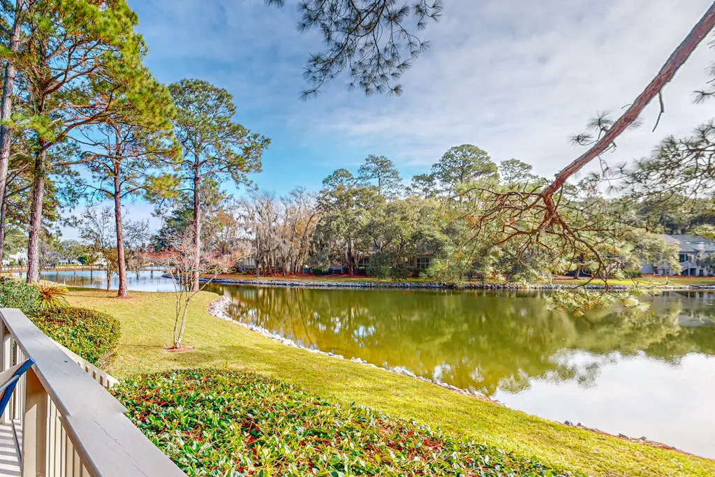 Peaceful villa with large deck and lagoon views,  close to Harbour Town