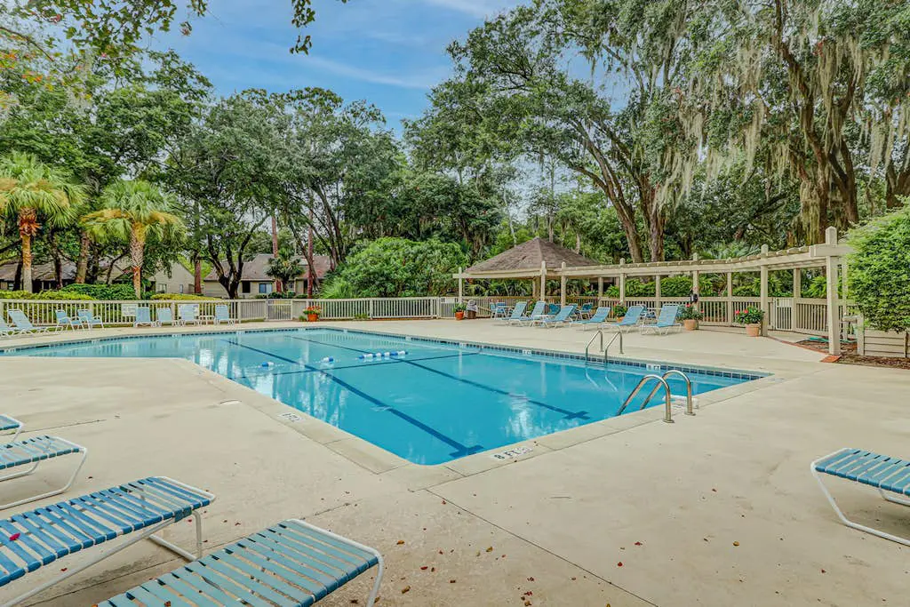Peaceful villa with large deck and lagoon views,  close to Harbour Town
