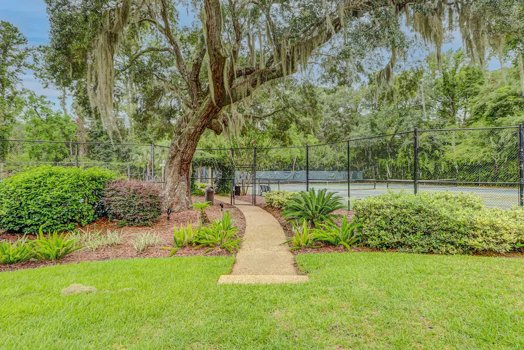 Peaceful villa with large deck and lagoon views,  close to Harbour Town
