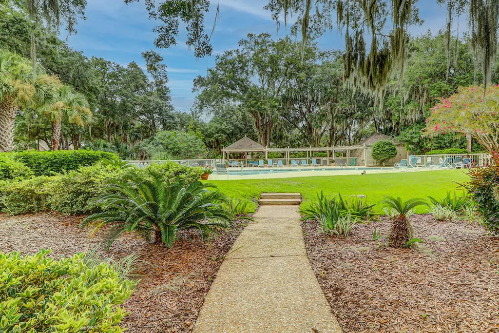 Peaceful villa with large deck and lagoon views,  close to Harbour Town
