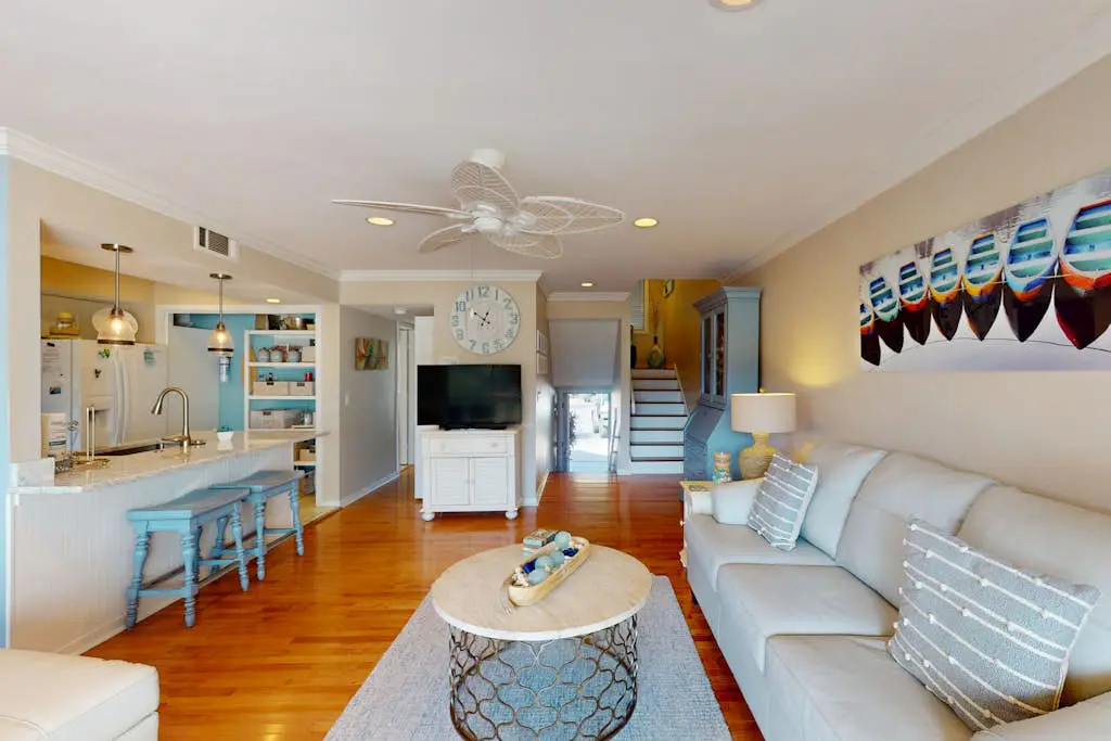 Palmetto Dunes condo w/ shared pool, private W/D + beach access