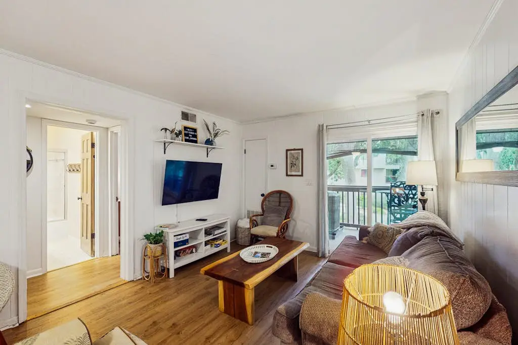 Condo 1 block from Coligny Plaza with on-site pool, balcony, & W/D