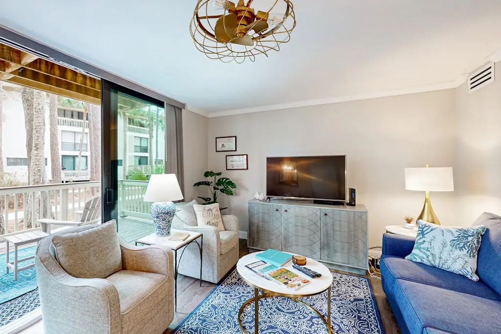 Charming condo near Coligny Beach Plaza + private beach access