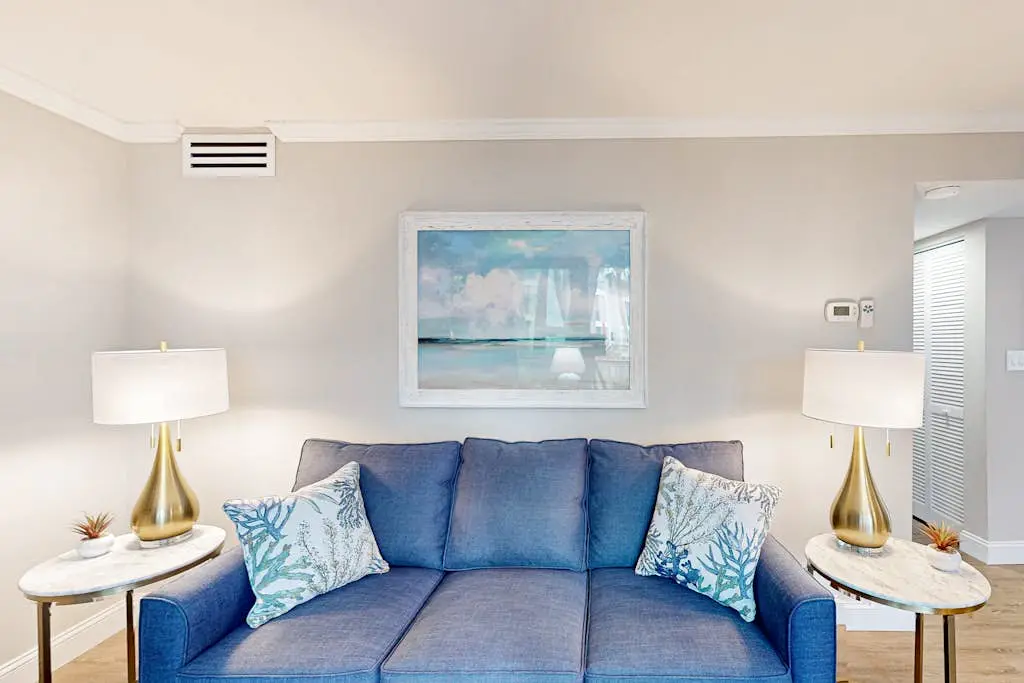 Charming condo near Coligny Beach Plaza + private beach access