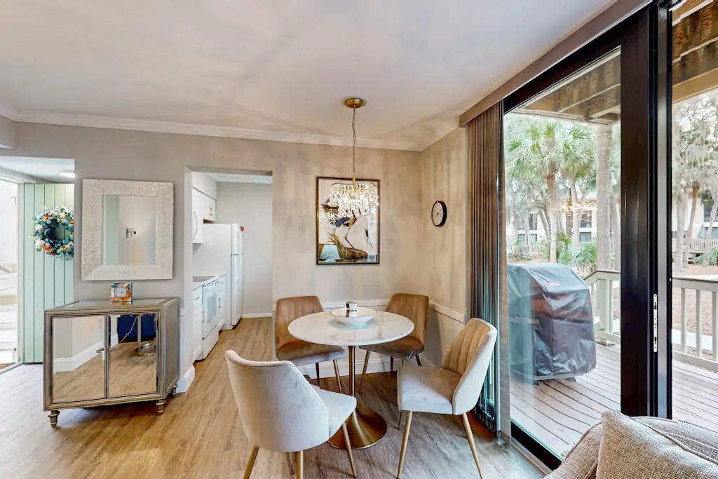 Charming condo near Coligny Beach Plaza + private beach access