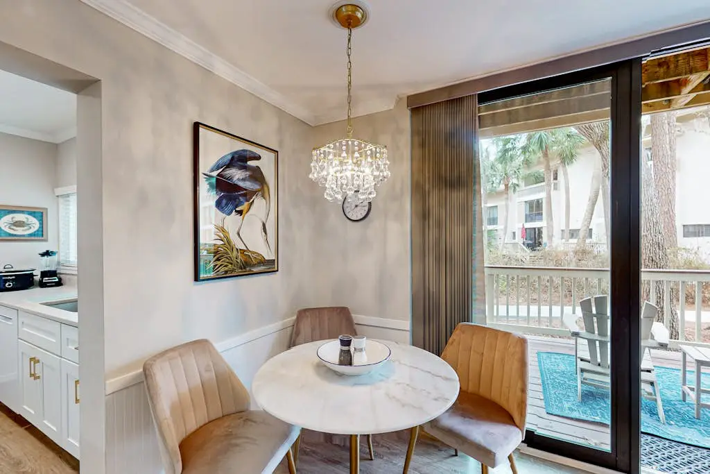 Charming condo near Coligny Beach Plaza + private beach access