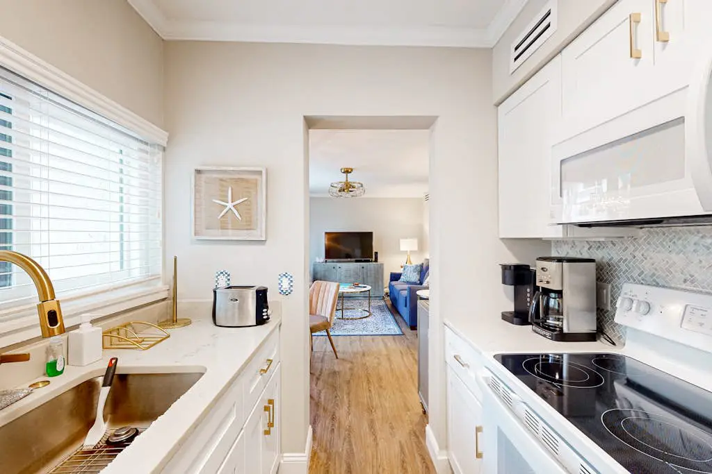 Charming condo near Coligny Beach Plaza + private beach access