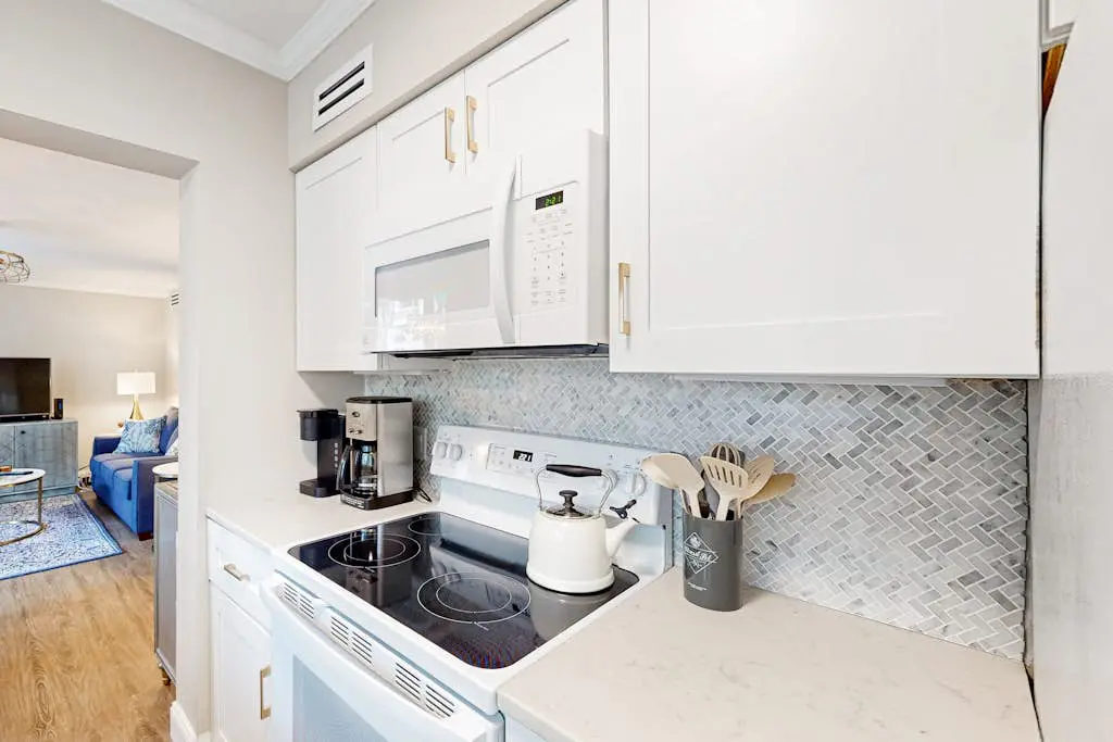 Charming condo near Coligny Beach Plaza + private beach access