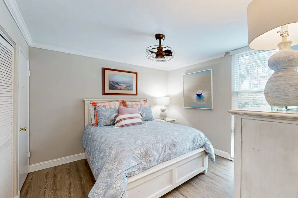 Charming condo near Coligny Beach Plaza + private beach access