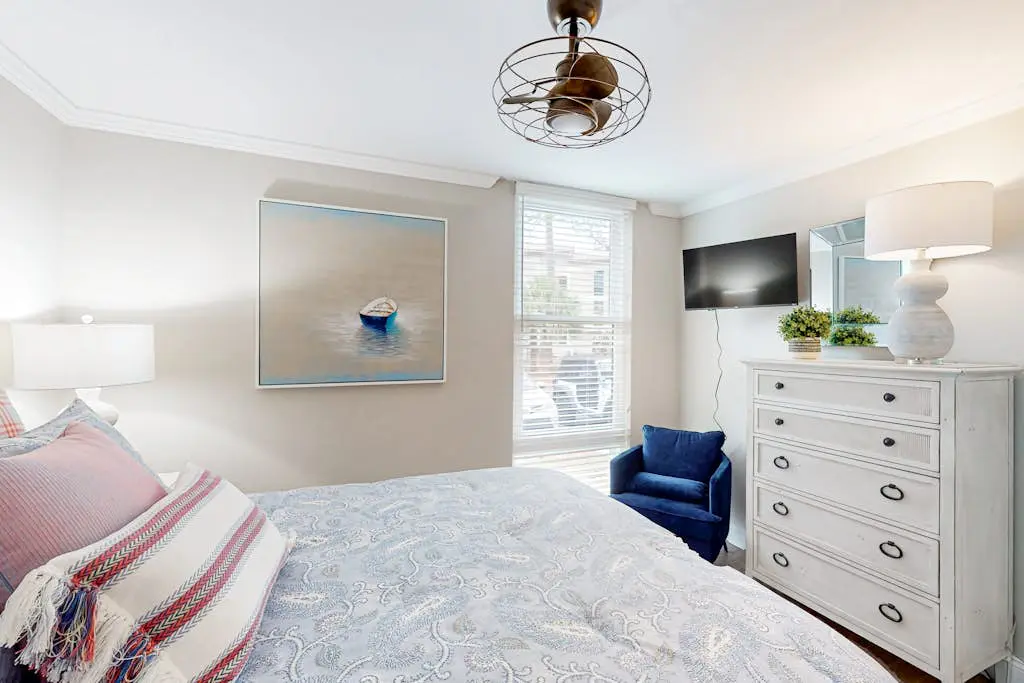 Charming condo near Coligny Beach Plaza + private beach access