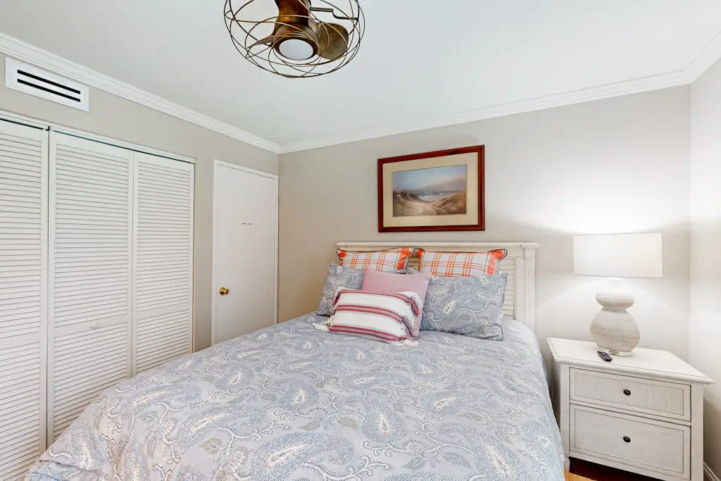 Charming condo near Coligny Beach Plaza + private beach access