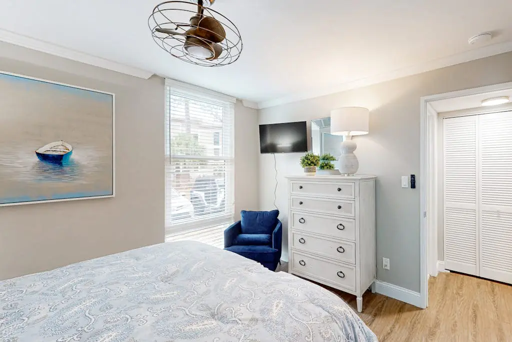 Charming condo near Coligny Beach Plaza + private beach access