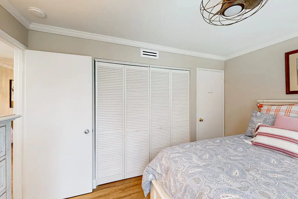 Charming condo near Coligny Beach Plaza + private beach access