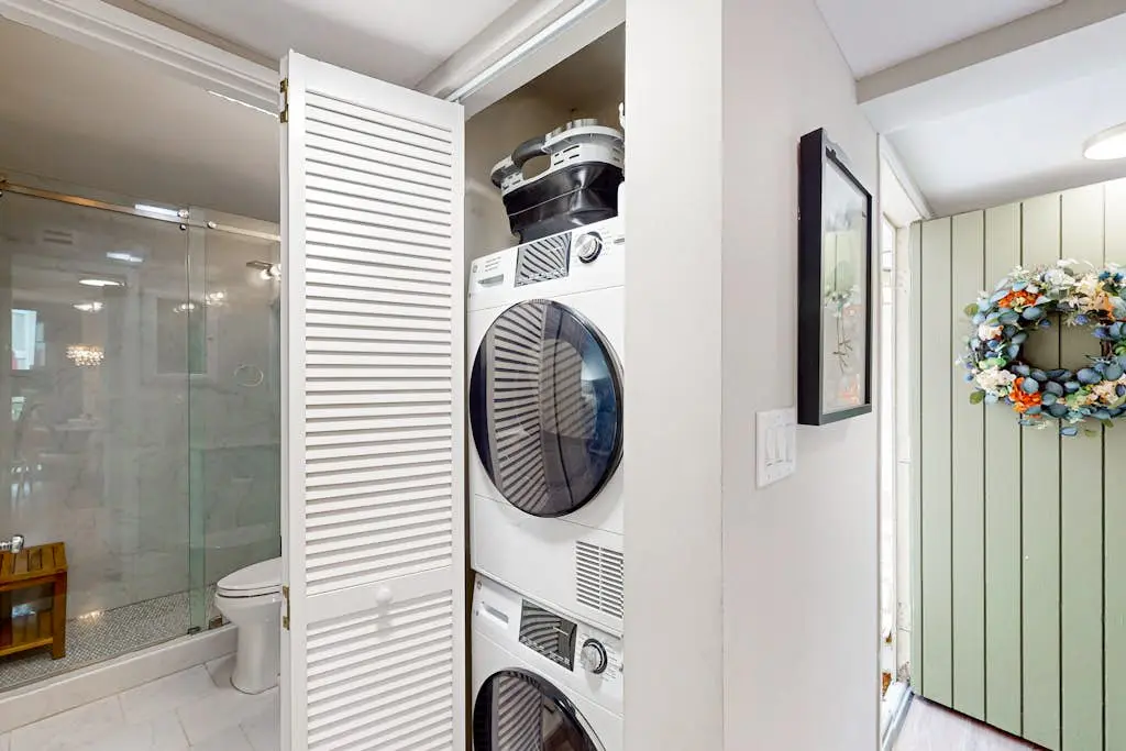 Charming condo near Coligny Beach Plaza + private beach access