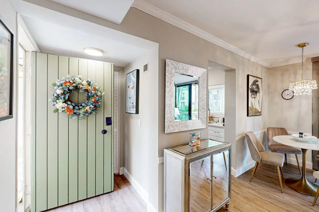 Charming condo near Coligny Beach Plaza + private beach access