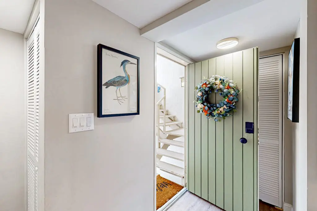 Charming condo near Coligny Beach Plaza + private beach access