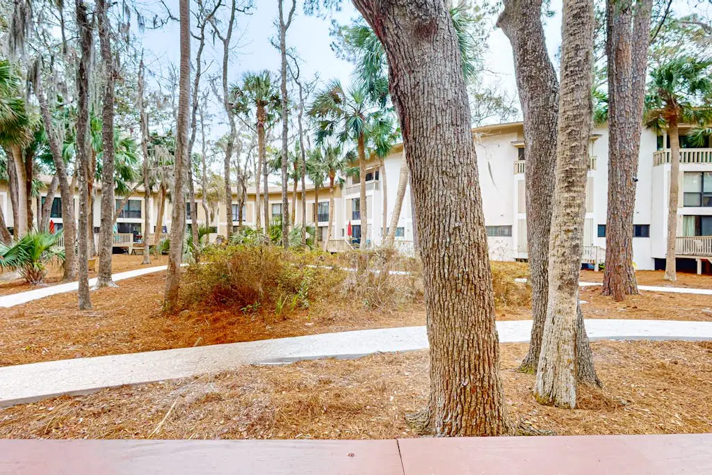 Charming condo near Coligny Beach Plaza + private beach access