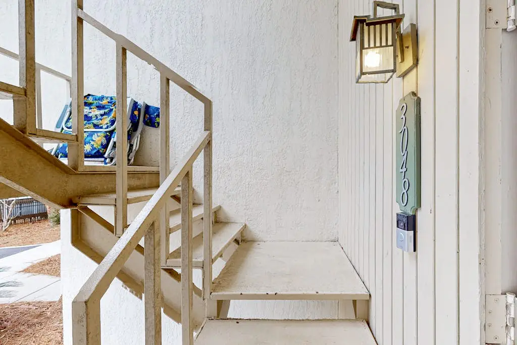 Charming condo near Coligny Beach Plaza + private beach access