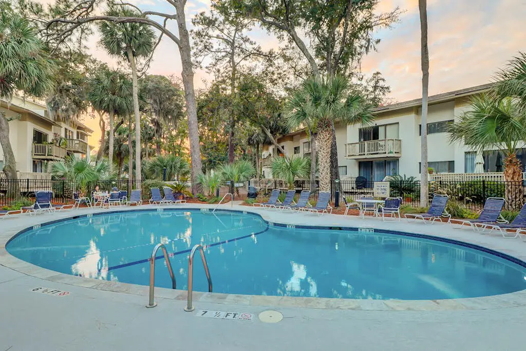 Charming condo near Coligny Beach Plaza + private beach access