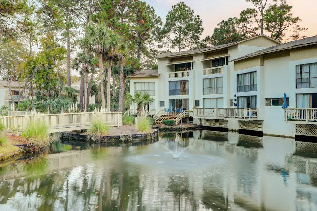 Charming condo near Coligny Beach Plaza + private beach access