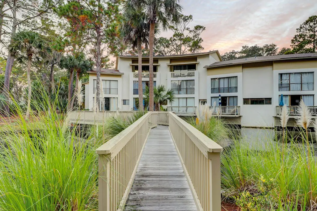 Charming condo near Coligny Beach Plaza + private beach access