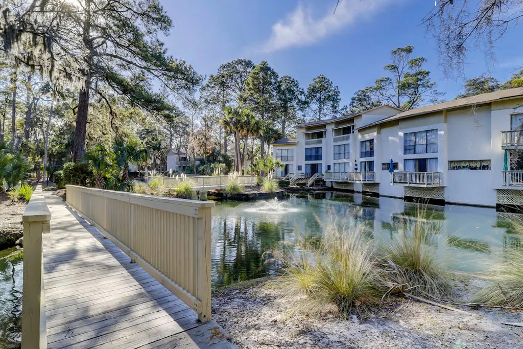 Charming condo near Coligny Beach Plaza + private beach access