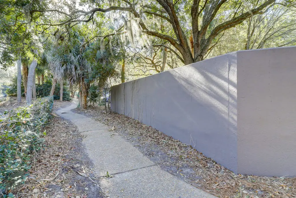 Charming condo near Coligny Beach Plaza + private beach access