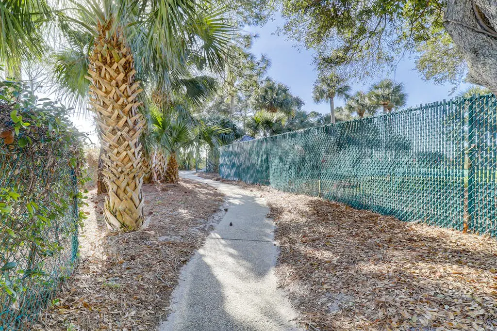Charming condo near Coligny Beach Plaza + private beach access