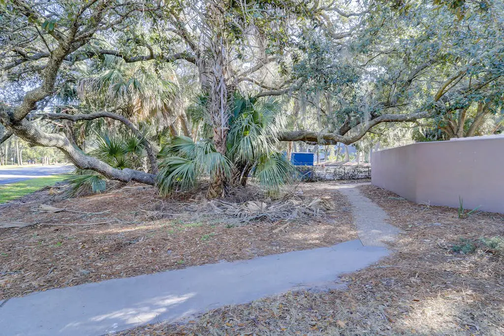 Charming condo near Coligny Beach Plaza + private beach access