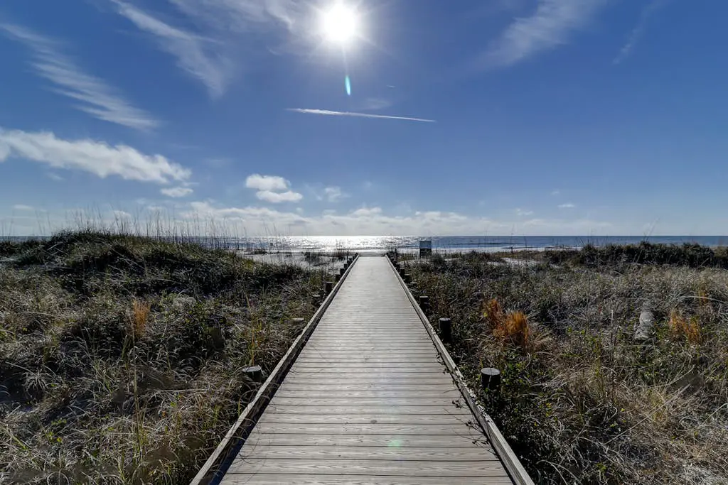 Charming condo near Coligny Beach Plaza + private beach access