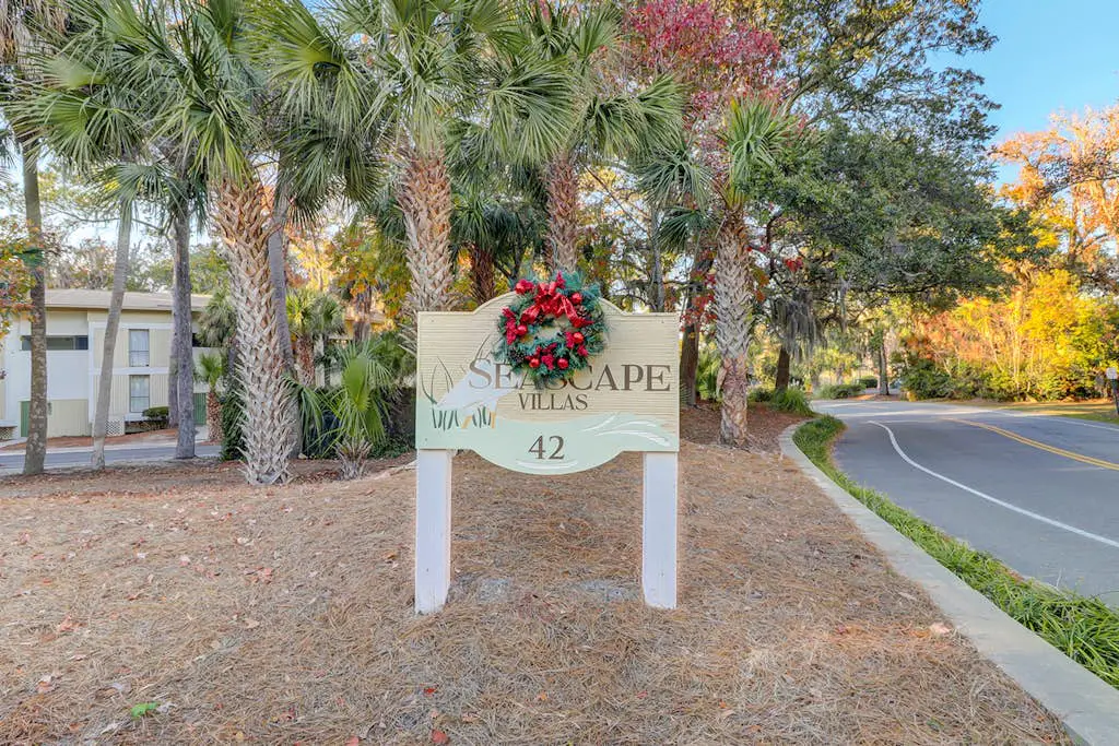 Charming condo near Coligny Beach Plaza + private beach access